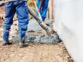 Budowa fundamentów: beton B20 wylewany przez pompę. Ile waży m3 betonu B20? Około 2400 kg.