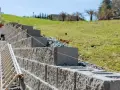 Budowa murek oporowy z bloczków betonowych. Najtaniej i solidnie, by utrzymać skarpę.