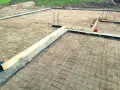 Przygotowanie pod fundamenty: siatka zbrojeniowa i szalunki czekają na odpowiedni beton na chudziaka.