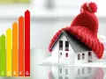 Model domu w czapce symbolizuje efektywne do ocieplania budynków. Obok wykres efektywności energetycznej.