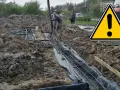 Budowa fundamentów: wylewanie betonu do szalunku zbrojeniowego. To jest ława fundamentowa, która przeniesie obciążenia na grunt.