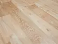 Jasne panele laminowane z widocznym usłojeniem. Dowiedz się, jak usunąć rysy z paneli domowym sposobem, by przywrócić im blask.