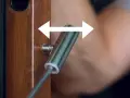 Regulacja drzwi zewnętrznych Wikęd: klucz imbusowy obraca śrubę regulacyjną zawiasu, co pozwala na precyzyjne dopasowanie skrzydła.