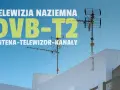 Anteny telewizji naziemnej DVB-T2 na tle nieba.