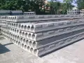 Stos płyt kanałowych, gotowych do montażu. Sprawdź aktualną płyty kanałowe cena za m2.