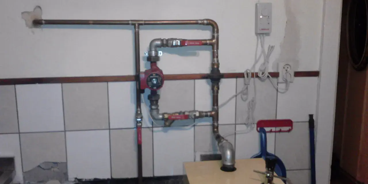 Instalacja hydrauliczna z pompą obiegową CO i kotłem.