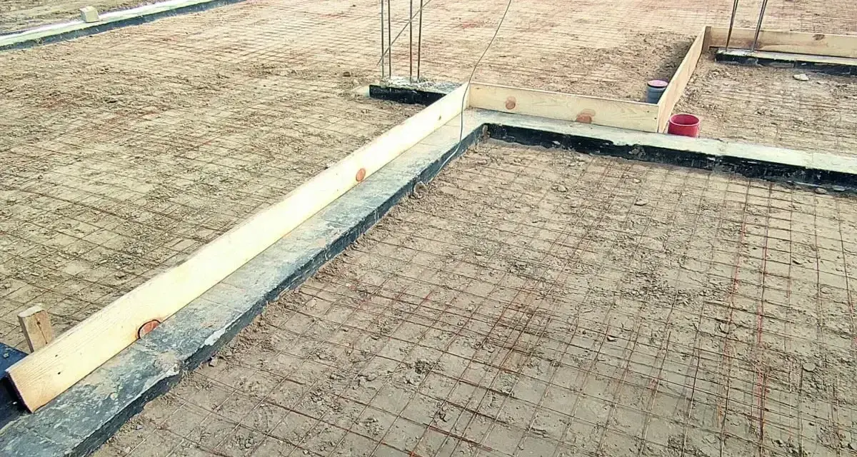 Przygotowanie pod fundamenty: siatka zbrojeniowa i szalunki czekają na odpowiedni beton na chudziaka.