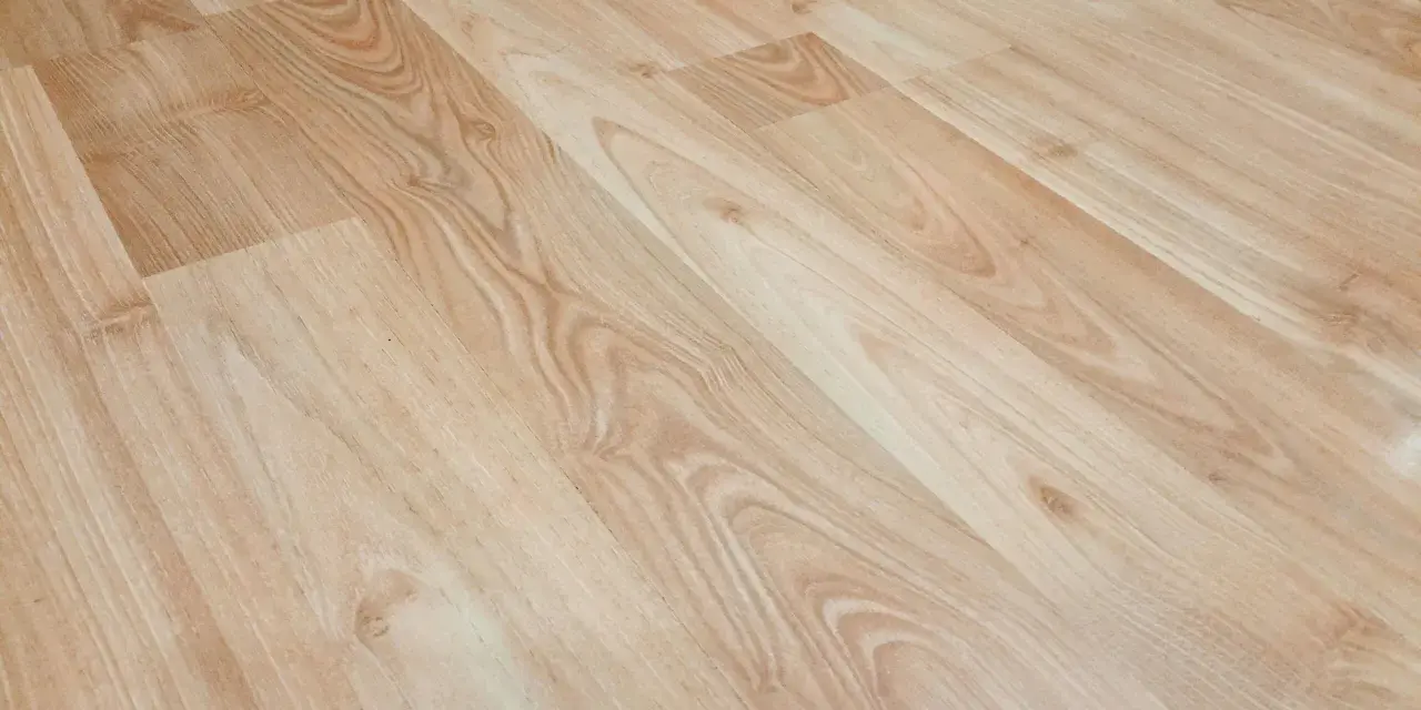 Jasne panele laminowane z widocznym usłojeniem. Dowiedz się, jak usunąć rysy z paneli domowym sposobem, by przywrócić im blask.