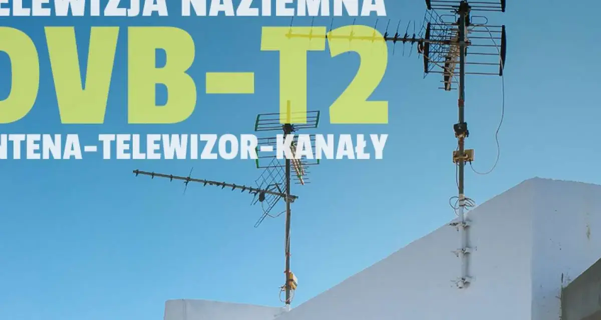Anteny telewizji naziemnej DVB-T2 na tle nieba.