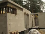 Budowa domu z bloczków betonowych. Widoczny maksymalny otwór bez nadproża, przygotowany do montażu okna lub drzwi.