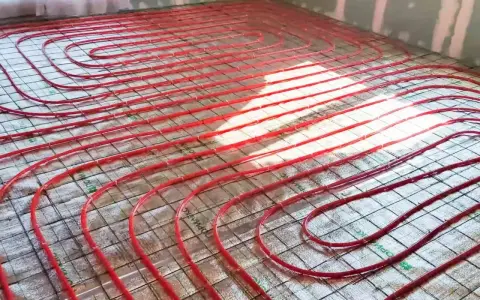 Instalacja ogrzewania podłogowego z rurkami w kolorze czerwonym, gotowa pod wylewki anhydrytowe. Sprawdź wylewki anhydrytowe cena za 1m2.