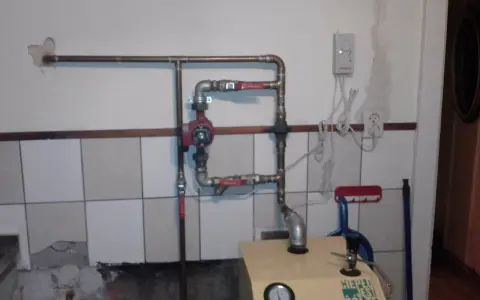 Instalacja hydrauliczna z pompą obiegową CO i kotłem.