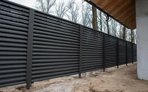 Ile kosztuje budowa ogrodzenia? Cennik 2026, ukryte koszty, porady.