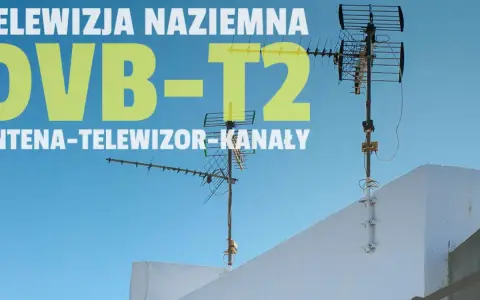 Anteny telewizji naziemnej DVB-T2 na tle nieba.