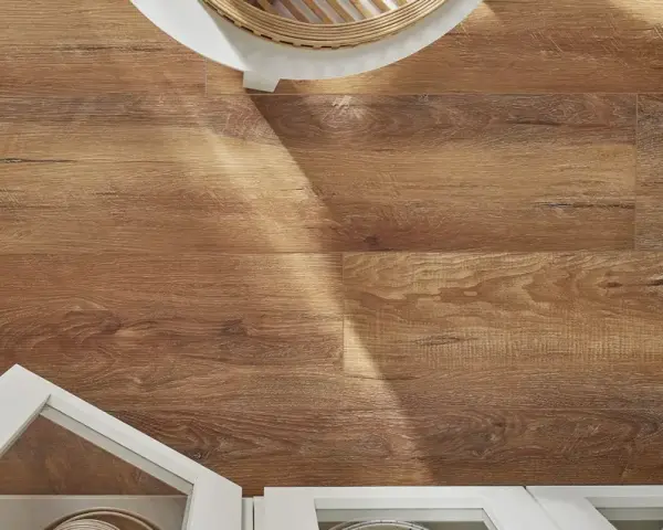 Drewnopodobne panele laminowane czy winylowe na podłodze, z białymi meblami i fragmentem okrągłego stolika.