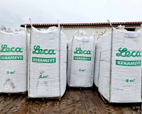 Pięć dużych worków z zielonym napisem "Leca KERAMZYT" i oznaczeniem "2 m³". Materiał budowlany, keramzytobeton, gotowy do użycia.