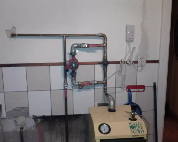 Instalacja hydrauliczna z pompą obiegową CO i kotłem.