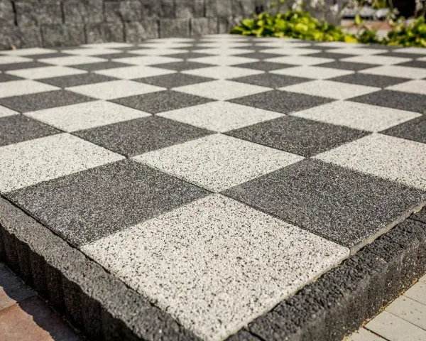 Szachownica z płyt chodnikowych 50x50. Zastanawiasz się, ile waży płyta chodnikowa 50x50?