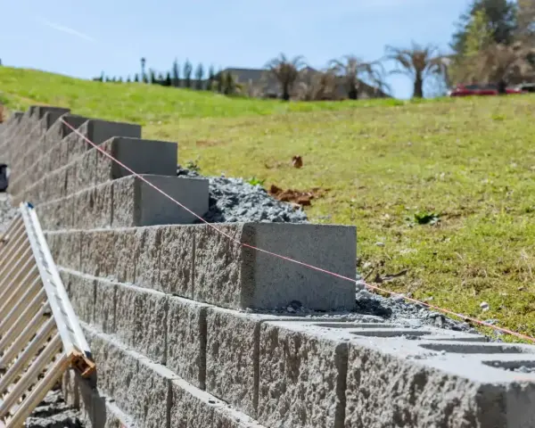 Budowa murek oporowy z bloczków betonowych. Najtaniej i solidnie, by utrzymać skarpę.