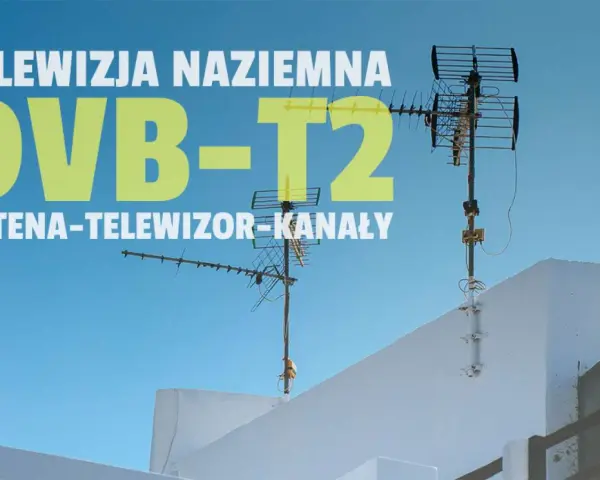 Anteny telewizji naziemnej DVB-T2 na tle nieba.