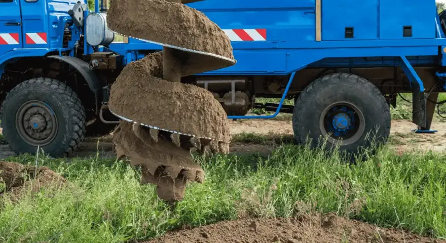 Niebieska wiertnica geotechniczna w akcji. Poznaj badanie geotechniczne gruntu cena i dowiedz się, jak uzyskać profesjonalne odwierty.