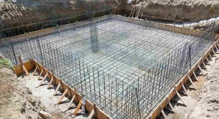 Siatka zbrojeniowa tworzy solidny fundament pod przyszły budynek.
