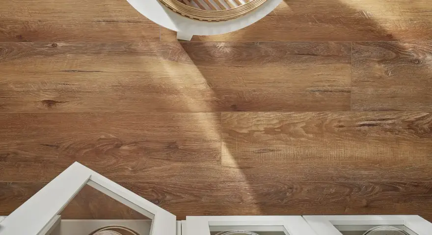 Drewnopodobne panele laminowane czy winylowe na podłodze, z białymi meblami i fragmentem okrągłego stolika.