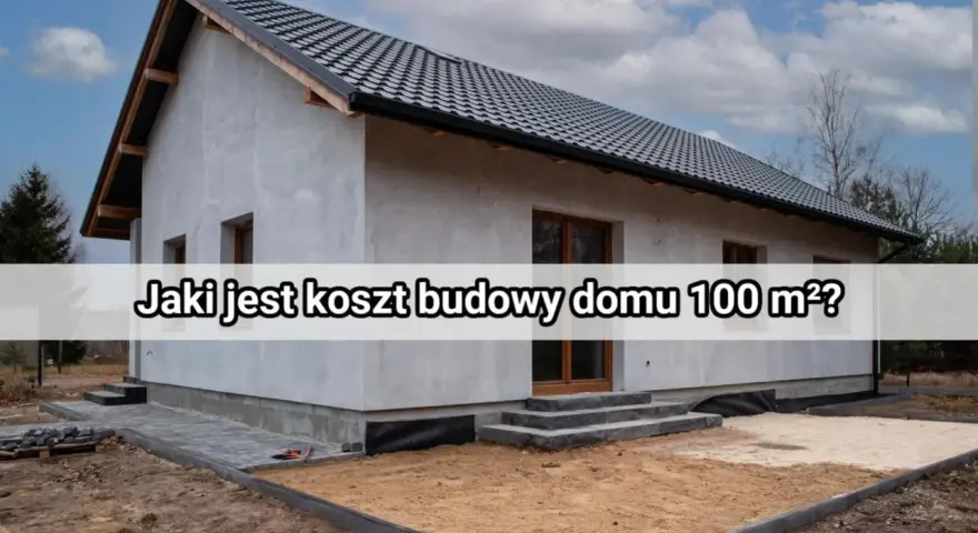 Szary dom w trakcie budowy, z widocznym dachem i oknami. Na froncie napis "Jaki jest koszt budowy domu 100 m²?".