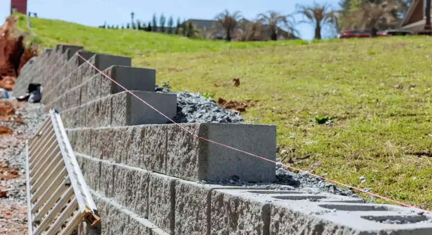 Budowa murek oporowy z bloczków betonowych. Najtaniej i solidnie, by utrzymać skarpę.
