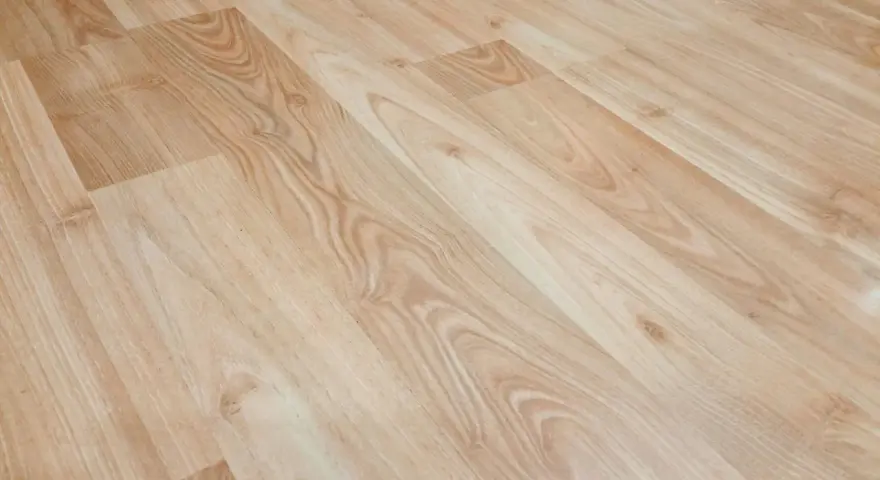 Jasne panele laminowane z widocznym usłojeniem. Dowiedz się, jak usunąć rysy z paneli domowym sposobem, by przywrócić im blask.