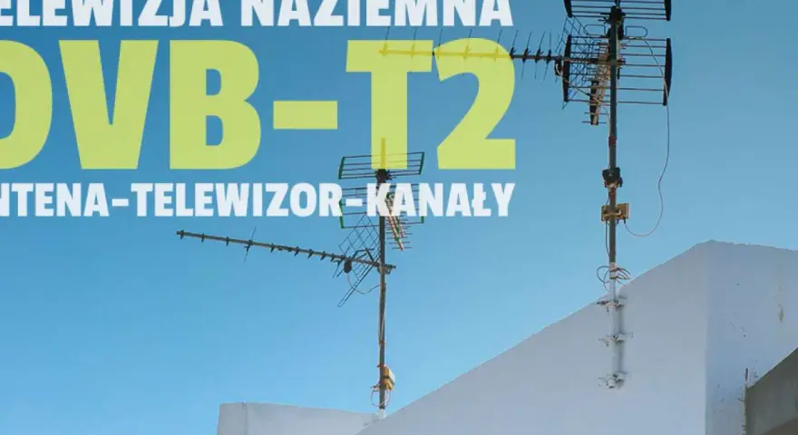 Anteny telewizji naziemnej DVB-T2 na tle nieba.