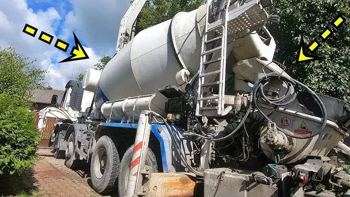 betoniarka na budowie wylewanie betonu
