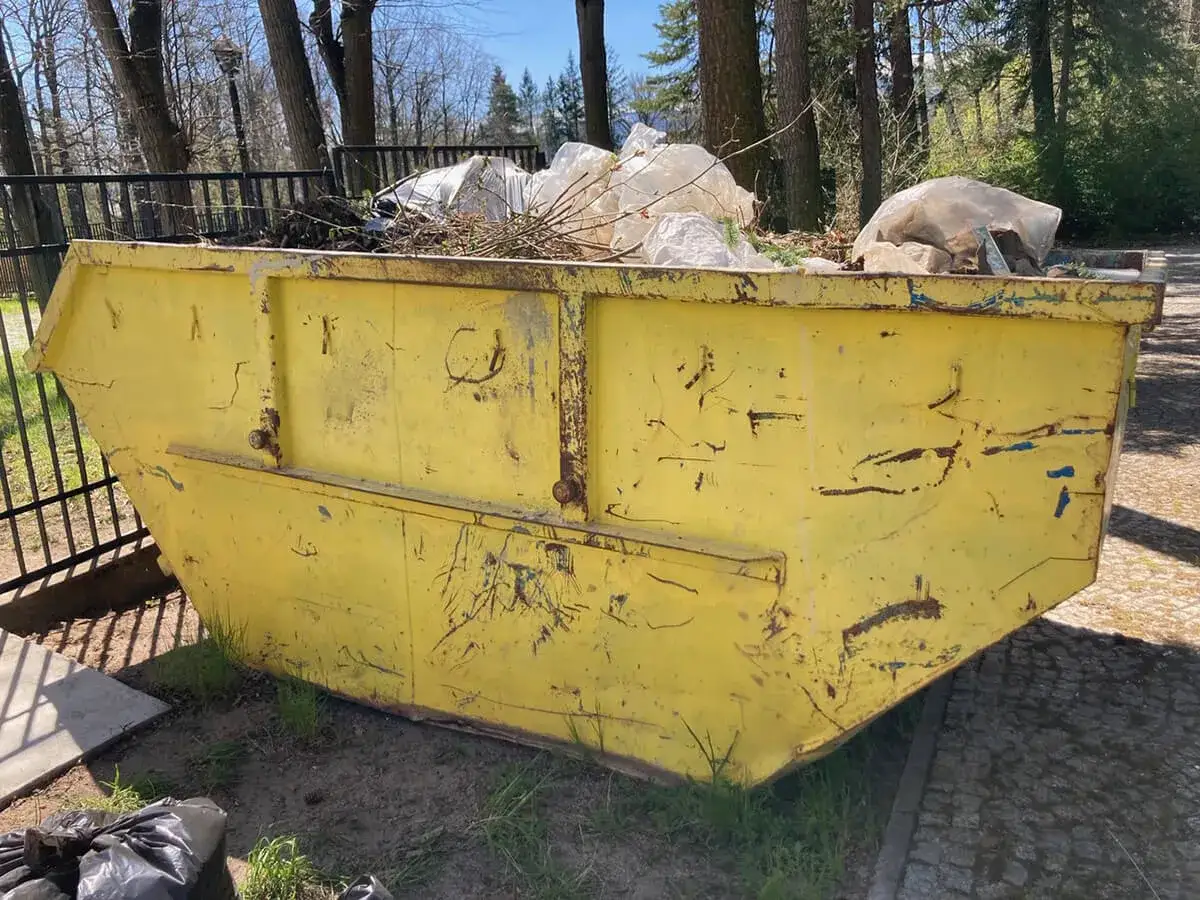 Kontener na gruz lub bałagan na budowie