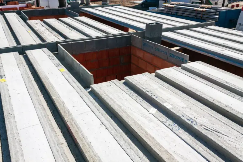Strop panelowy smart cena za m2. Betonowe belki stropowe ułożone na budowie, gotowe do montażu.